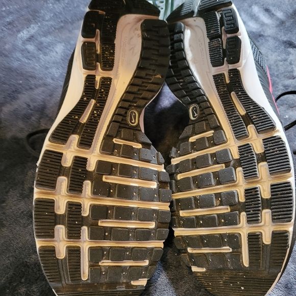 Nike Ladies Running Shoes 👟 - Picture 2 of 5